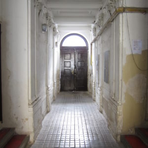 Eingangsbereich zum Miethaus Soukenicaká 1094 in Prag, wo Fredy Hirsch in den 30er Jahren wohnte. Foto: Jürgen Nendza, 2016.