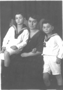 Foto: Mutter Olga mit Paul und Fredy, um.1922.